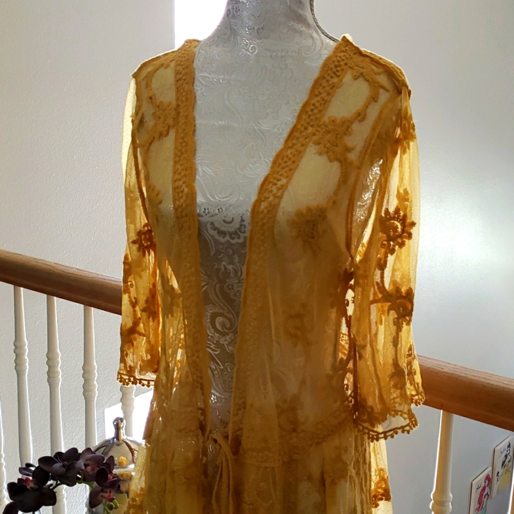 Laced cover up 💛